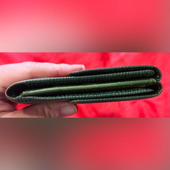 Vintage Authentic Louis Vuitton trifold Epi Wallet - Picture 5 of 9